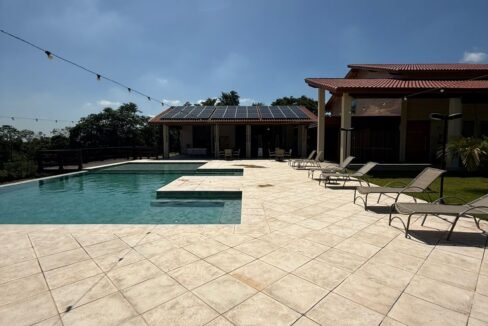 Piscina de borda infinita em sítio de luxo à venda em Guararema Itapeti com energia solar