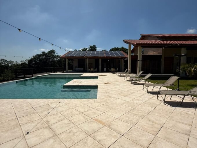 Piscina de borda infinita em sítio de luxo à venda em Guararema Itapeti com energia solar