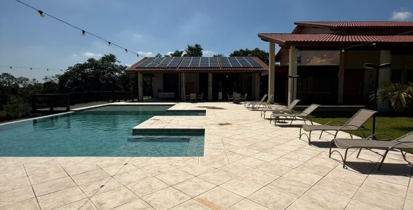 Piscina de borda infinita em sítio de luxo à venda em Guararema Itapeti com energia solar