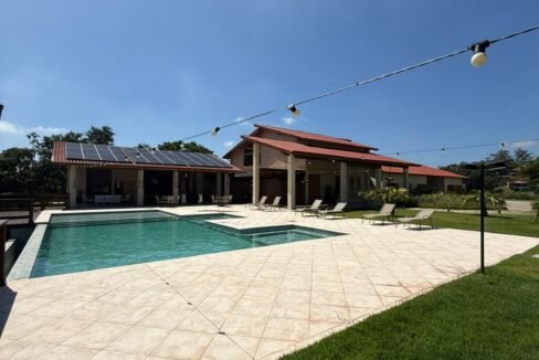 Fachada-Piscina-Luxo-Guararema